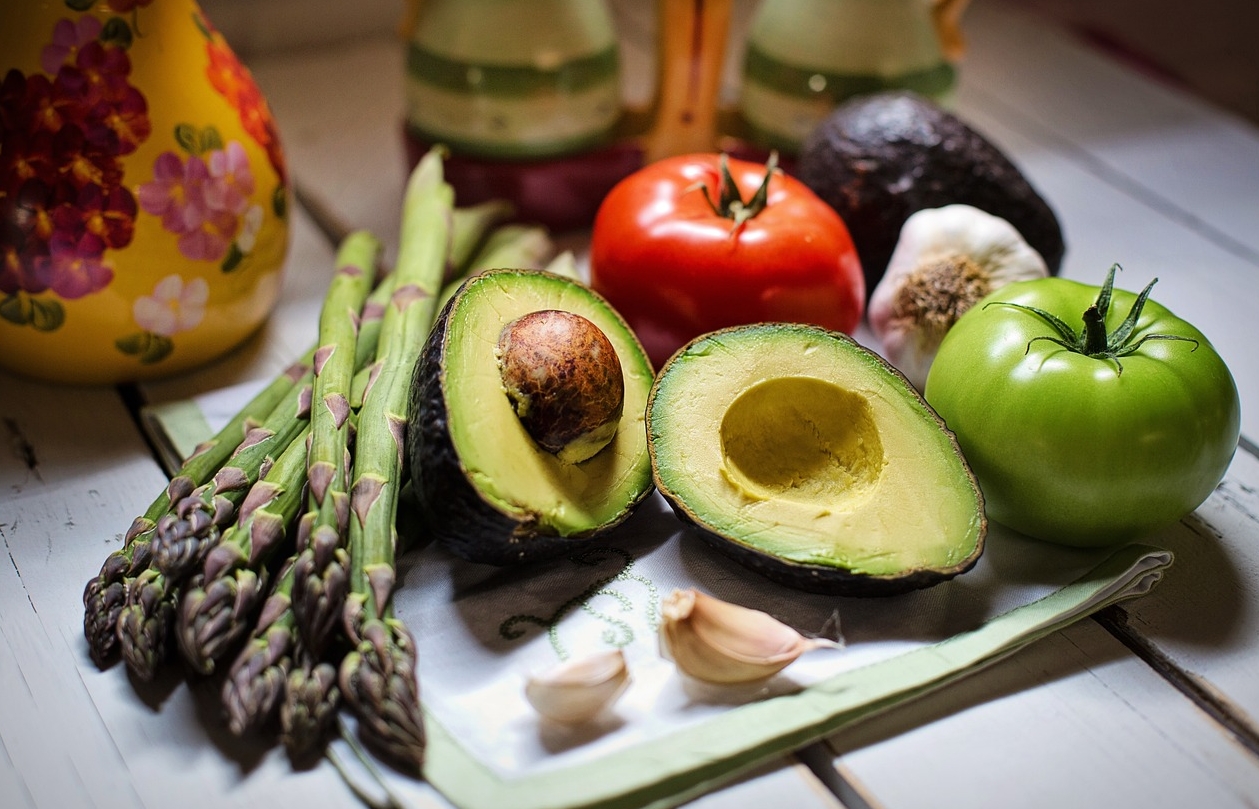 Awokado – Owoce o niezwykłych właściwościach zdrowotnych i wysokiej zawartości kalorii