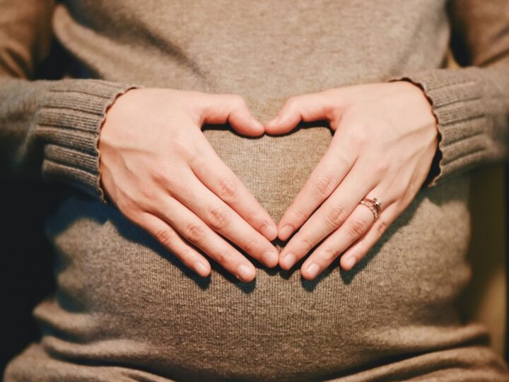 Charakterystyka obrzęków podczas ciąży: źródła, symptomy i terapia