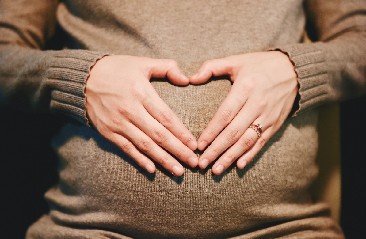 Charakterystyka obrzęków podczas ciąży: źródła, symptomy i terapia
